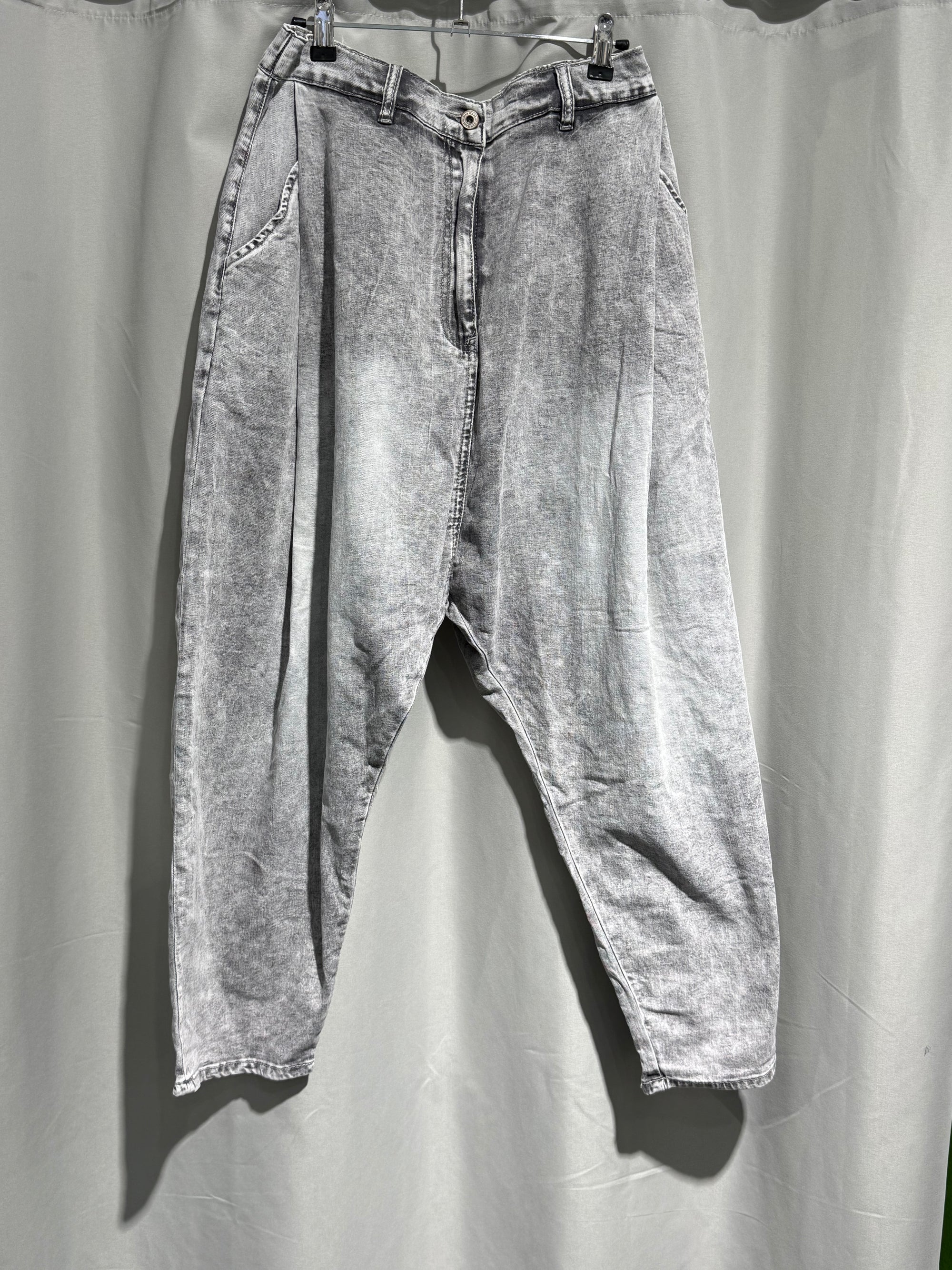 Jeans in leichtem Baggy Schnitt grau