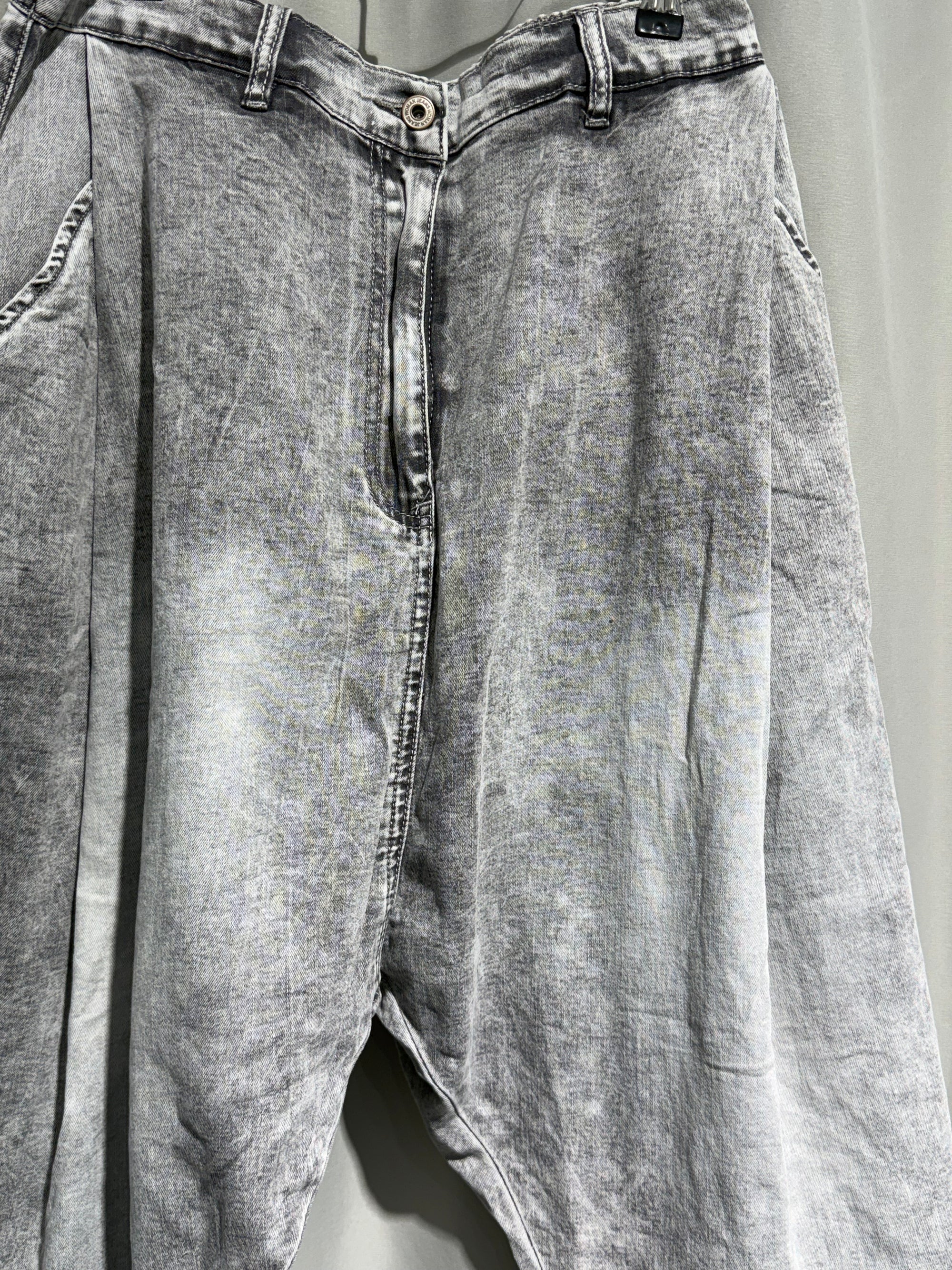 Jeans in leichtem Baggy Schnitt grau