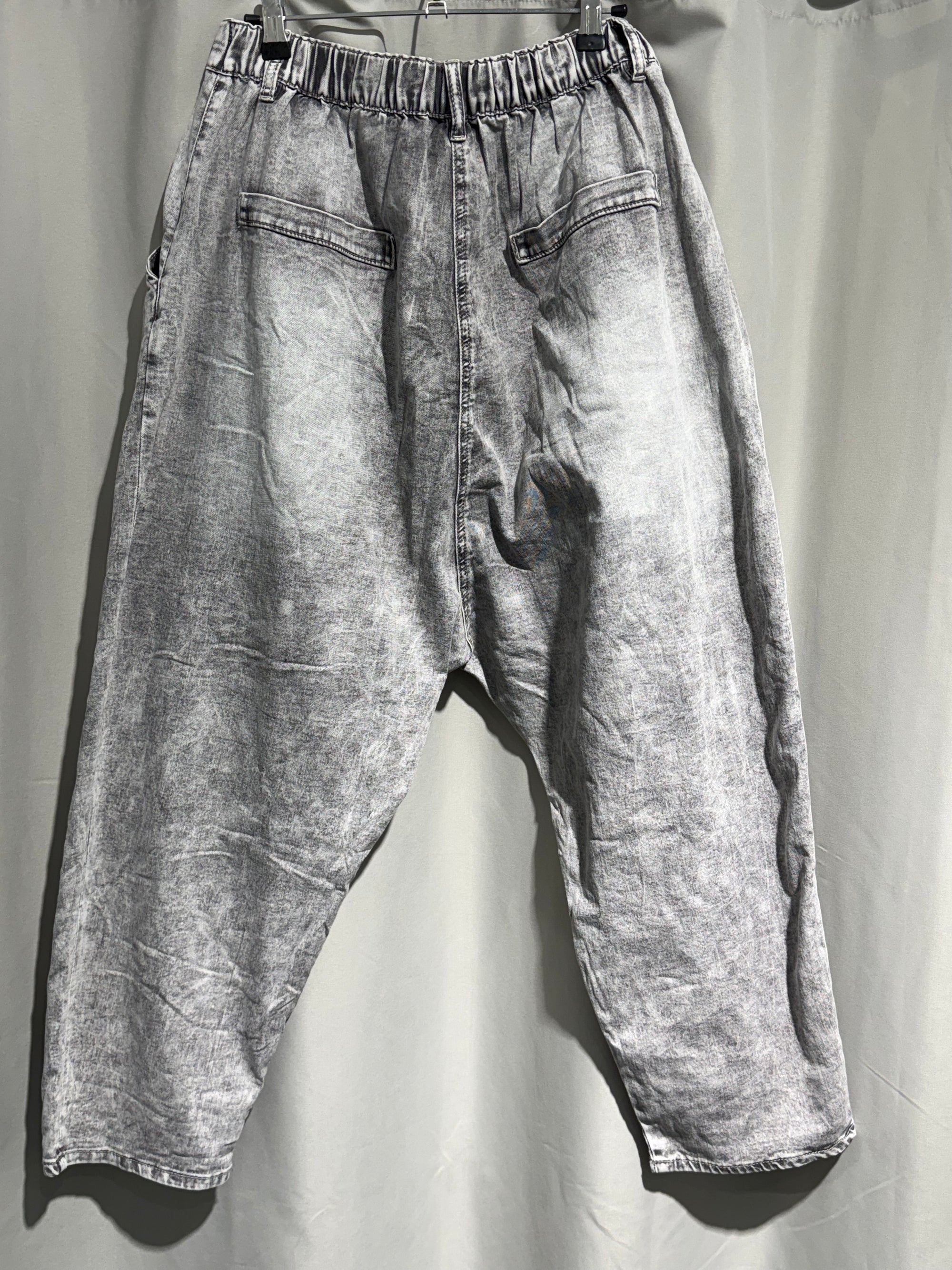 Jeans in leichtem Baggy Schnitt grau