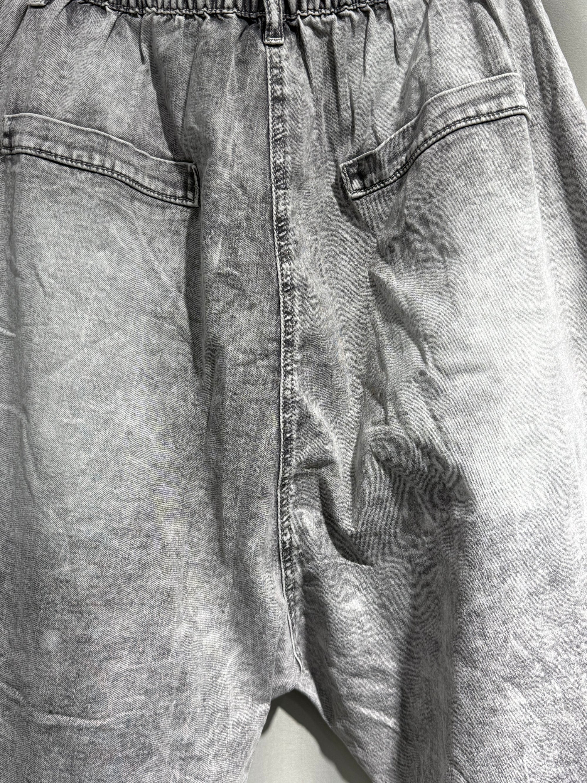 Jeans in leichtem Baggy Schnitt grau